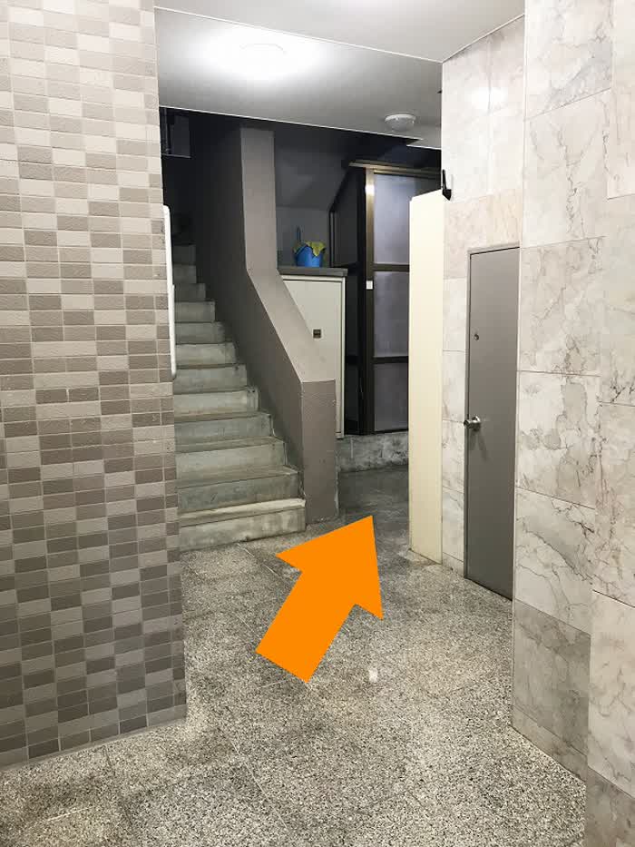 奥に進むとエレベーター